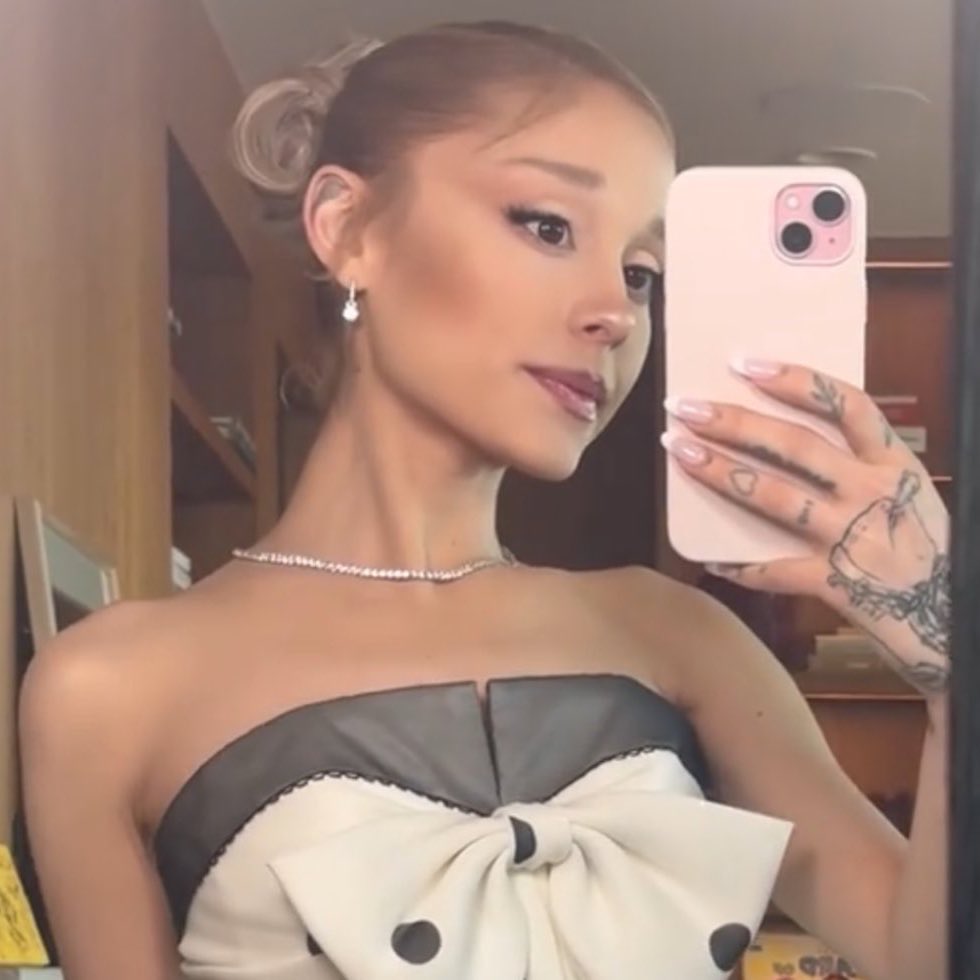 hourly ariana tweet media