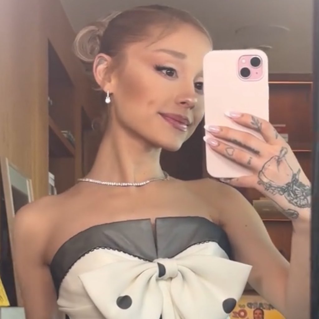 hourly ariana tweet media