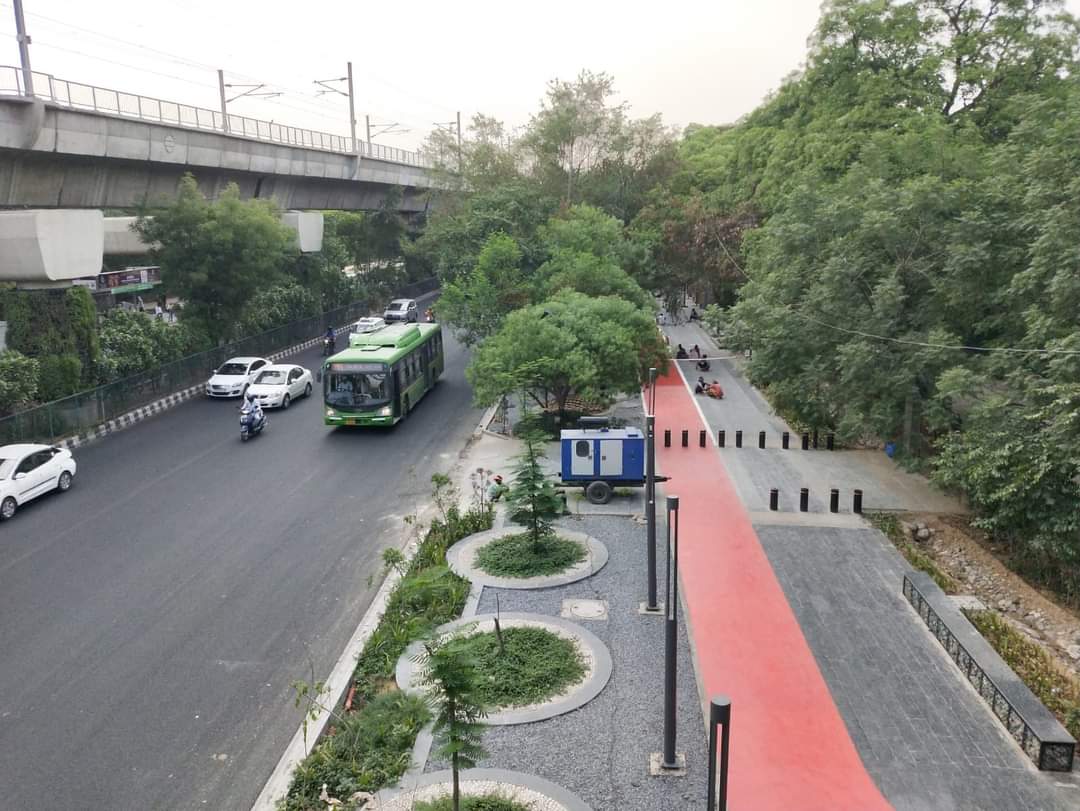 SidKeVichaar's tweet image. ❌ This is not AI
❌ This is not Europe
✅ This is Delhi. Built in 2021, before AI edits were even a thing
✅A proper road
✅With a cycling track.
✅A walkable footpath.
✅Green landscaping. Clean, maintained, and beautiful.
So next time someone says “it’s not possible in…