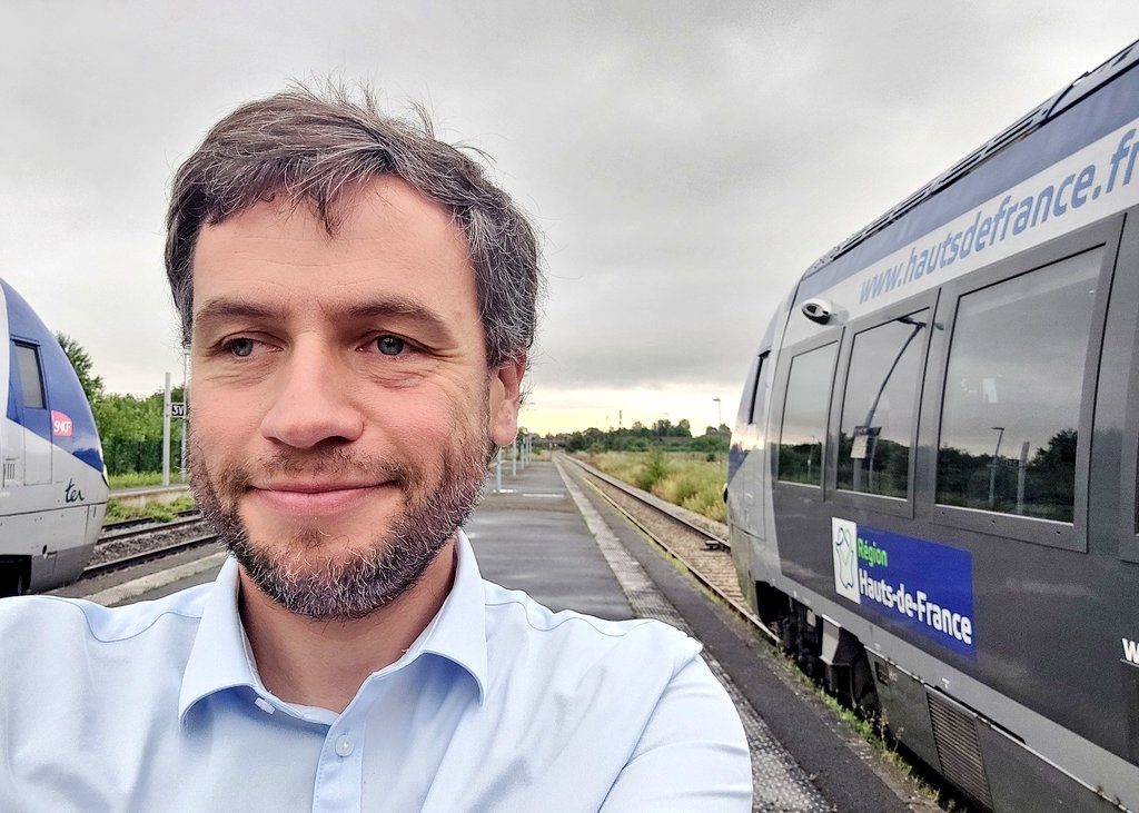 MichelMagniez's tweet photo. A l'arrêt pour une durée indéterminée à Chaulnes depuis 6h50, suite à la chute d'un arbre sur les voies du #TERHdF durant les orages.
Nous attendons dans le #train la reprise des circulations vers #Amiens, mais il va falloir être patients.
Bon courage aux agents et aux usagers. https://t.co/Tqia3K6yQy