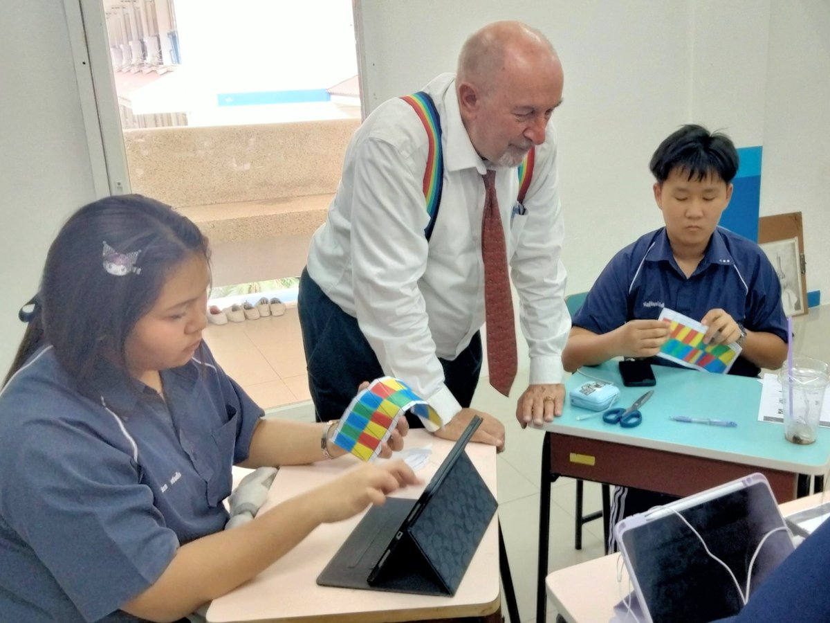 BFITSThailand's tweet image. When science meets art: Teacher Bill from our KBP BFITS Program guided our M3 students in folding their own origami DNA helix! 🧬

Ready to explore STEAM in a fun, creative way? Join KBP and shape your future with our #BFITSProgram! 🚀

#KBP #ShineWithBFITS #TeachInThailand