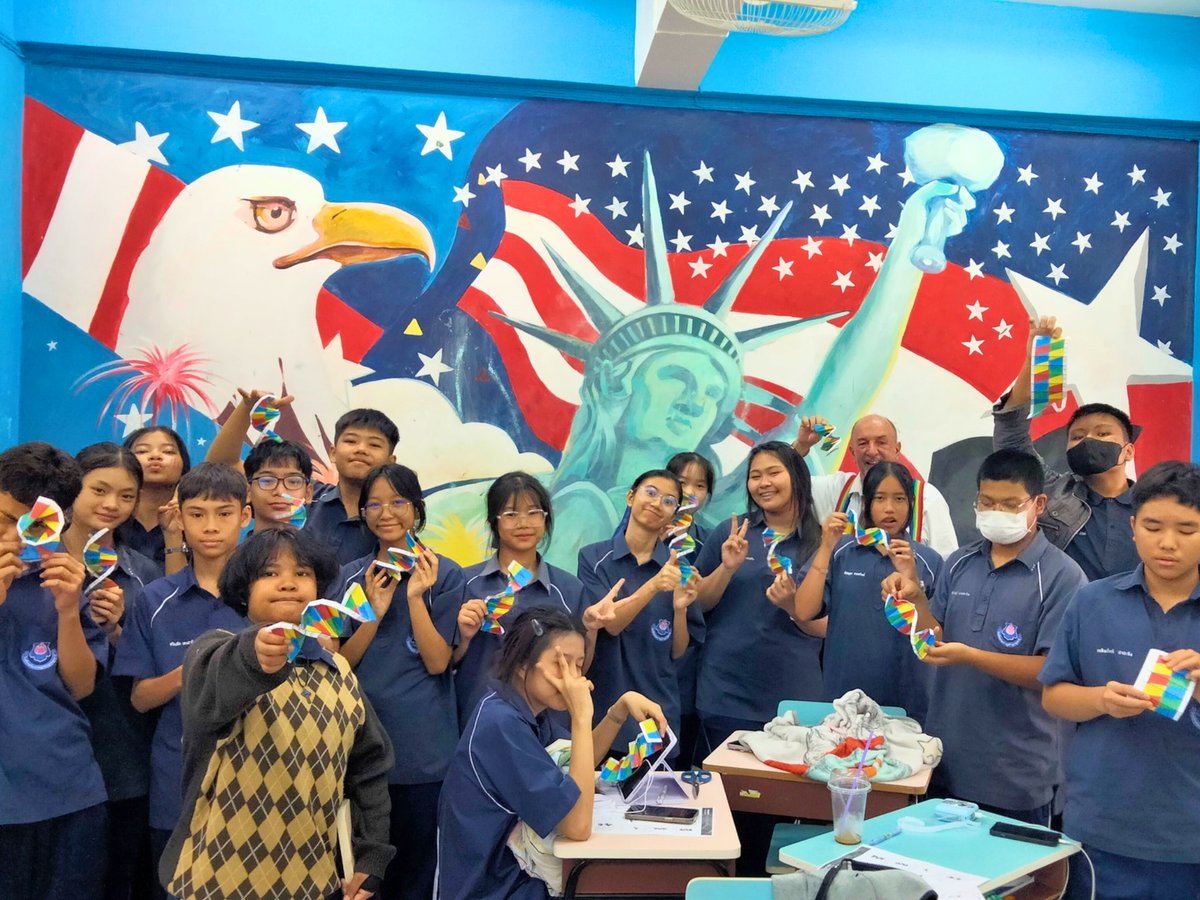 BFITSThailand's tweet image. When science meets art: Teacher Bill from our KBP BFITS Program guided our M3 students in folding their own origami DNA helix! 🧬

Ready to explore STEAM in a fun, creative way? Join KBP and shape your future with our #BFITSProgram! 🚀

#KBP #ShineWithBFITS #TeachInThailand