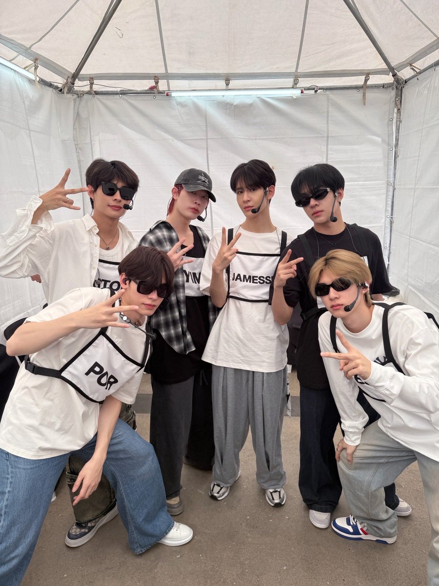 DEXXofficialTH's tweet photo. DEXX is all set! ⛓️ 

Bring it on 🔥💙

#CLANGCLANG_DEXX 
#DEXXth
#DMDMUSIC https://t.co/yUgtB1YXZp