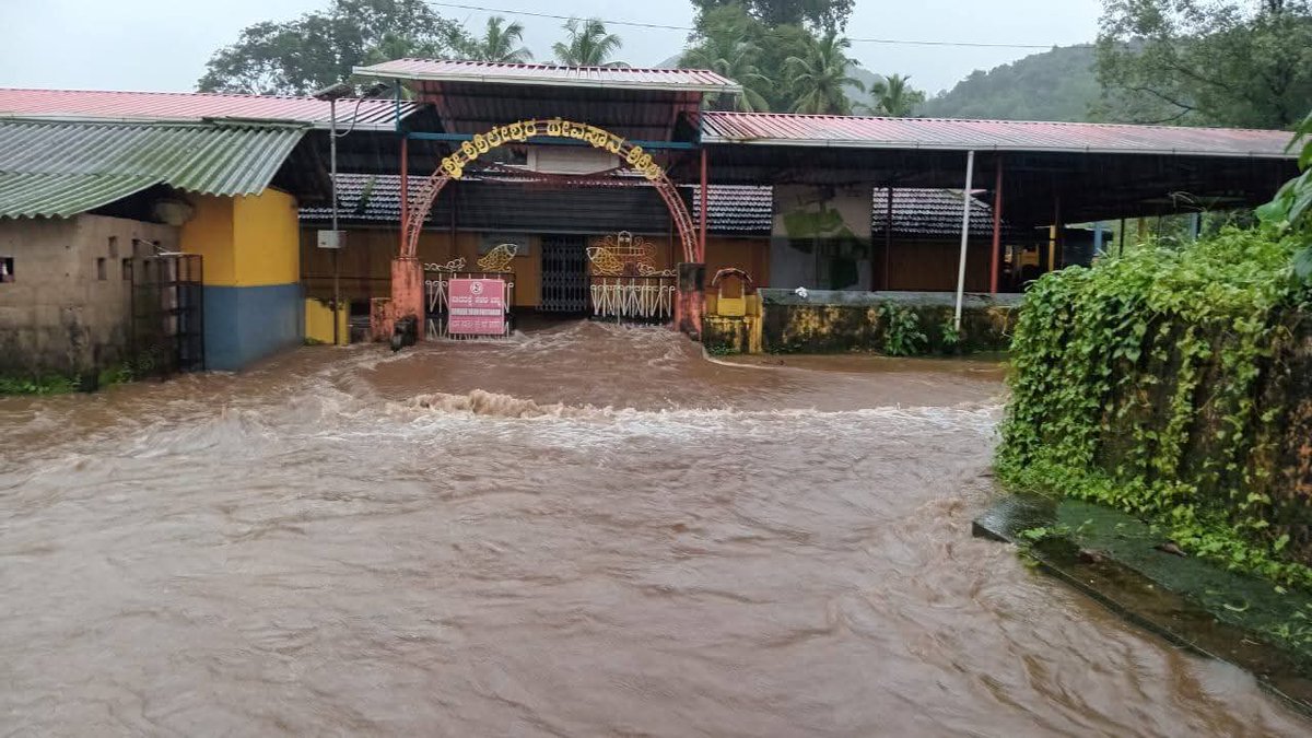 navin_ankampali's tweet photo. #Devaramane 406 mm

Annual Total 4,103 mm

India’s First station to record 4,000 mm of rainfall, not even Cherrapunji or Mawsynram achieved this milestone this year ! https://t.co/9JcBOCohtx