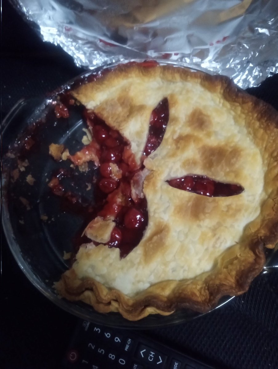 Shout out to some of my polycule for giving me the pie they made today was so fucking happy seeing you guys after a really bad day love y'all<3 (it made me cry when you gave me it because it was genuinely so sweet of y'all and made my day)