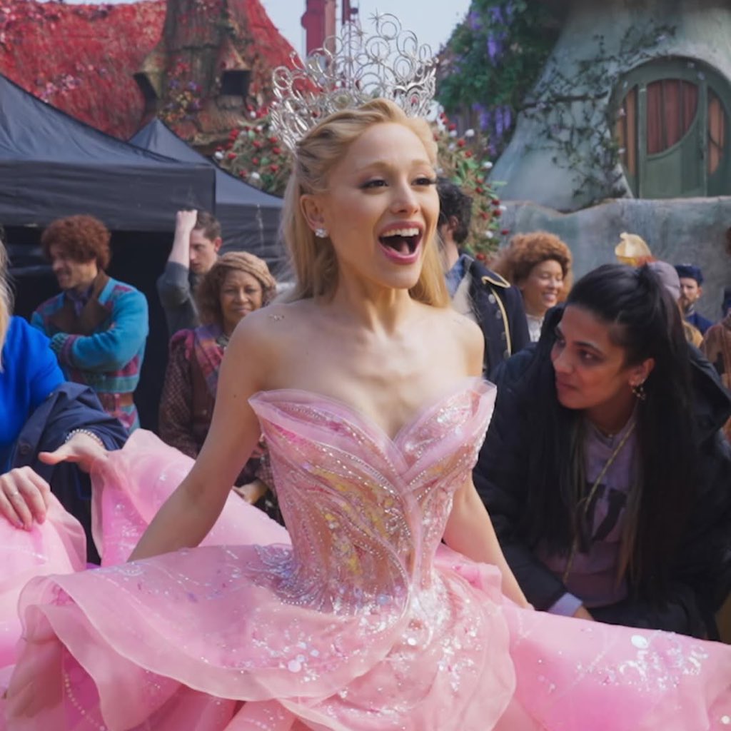 hourly ariana tweet media