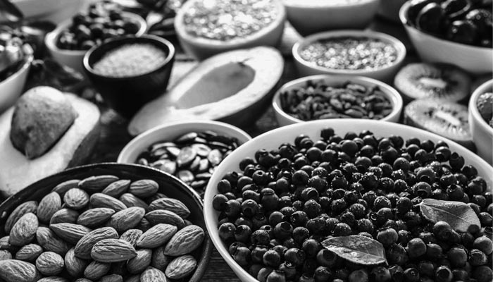 Aprende qué alimentos pueden aumentar o reducir la inflamación durante el tratamiento del cáncer de mama.(BLOG Clínica OYTU oytu.es) t.ly/zJ2Xh