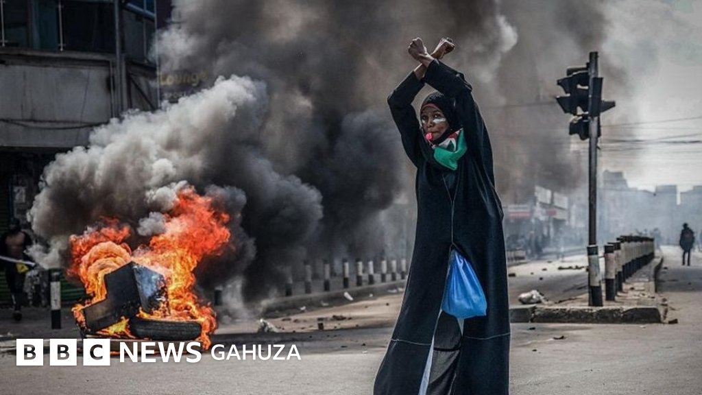 #Kenya: Nibura umunani barishwe, amajana barakomereka mu myiyerekano yo kwiyamiriza intwaro ya #Ruto

Igipolisi ciriwe gihanganye n'urwaruka rwasubiye mu myiyerekano, inyuma y'umwaka umwe habaye iyindi myiyerekano ikomeye yo kwiyamiriza iduzwa ry'amakori.

bbc.in/4ekNJkx