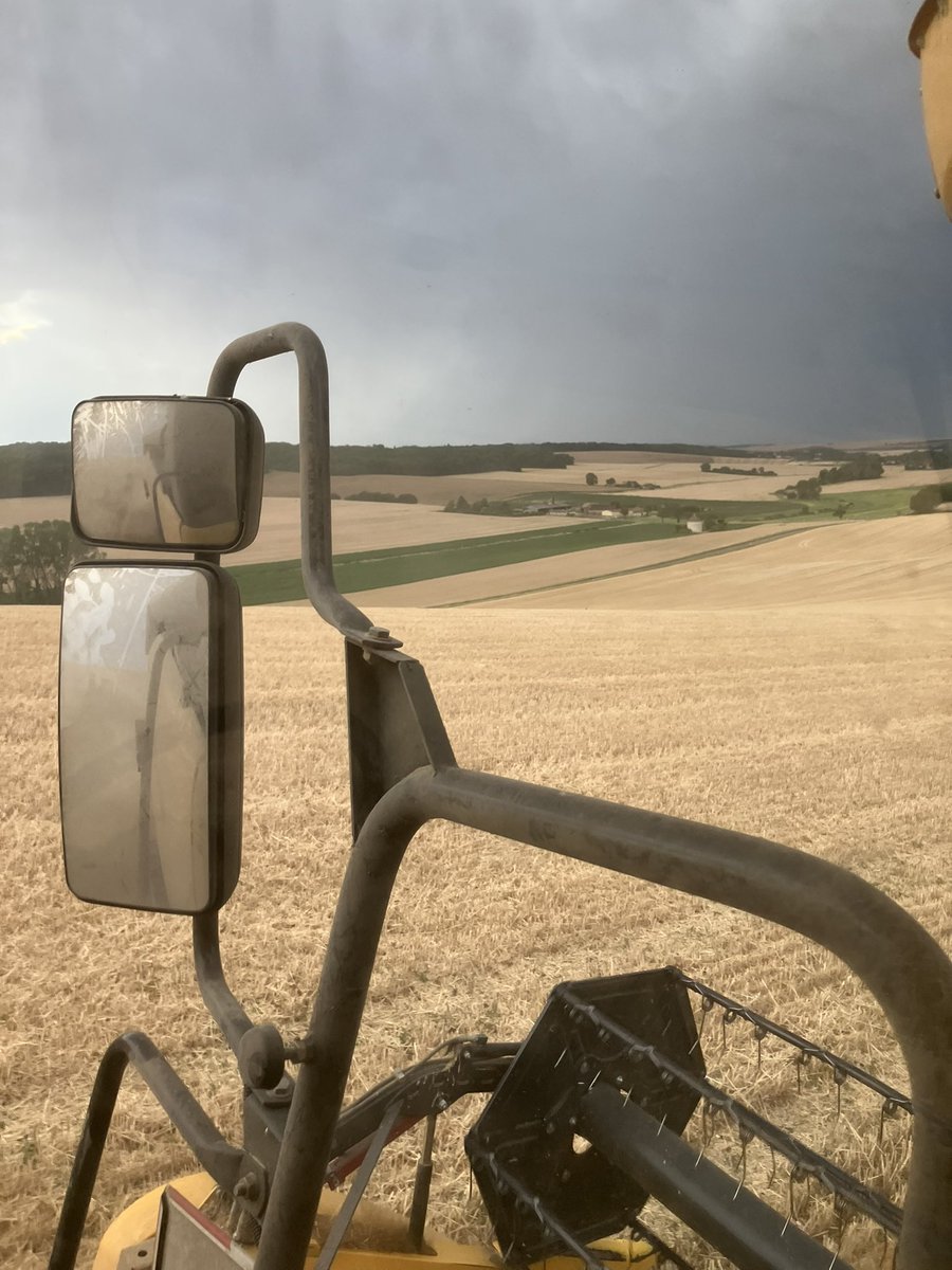 NicolardotS's tweet photo. Avant l’orage ⛈️ passera ou passera pas sur la ferme ?
Résultat ce matin : 5 mm et il reste 1 ha d’orge #kwsFaro 🍺 https://t.co/u55hFjS0Hc