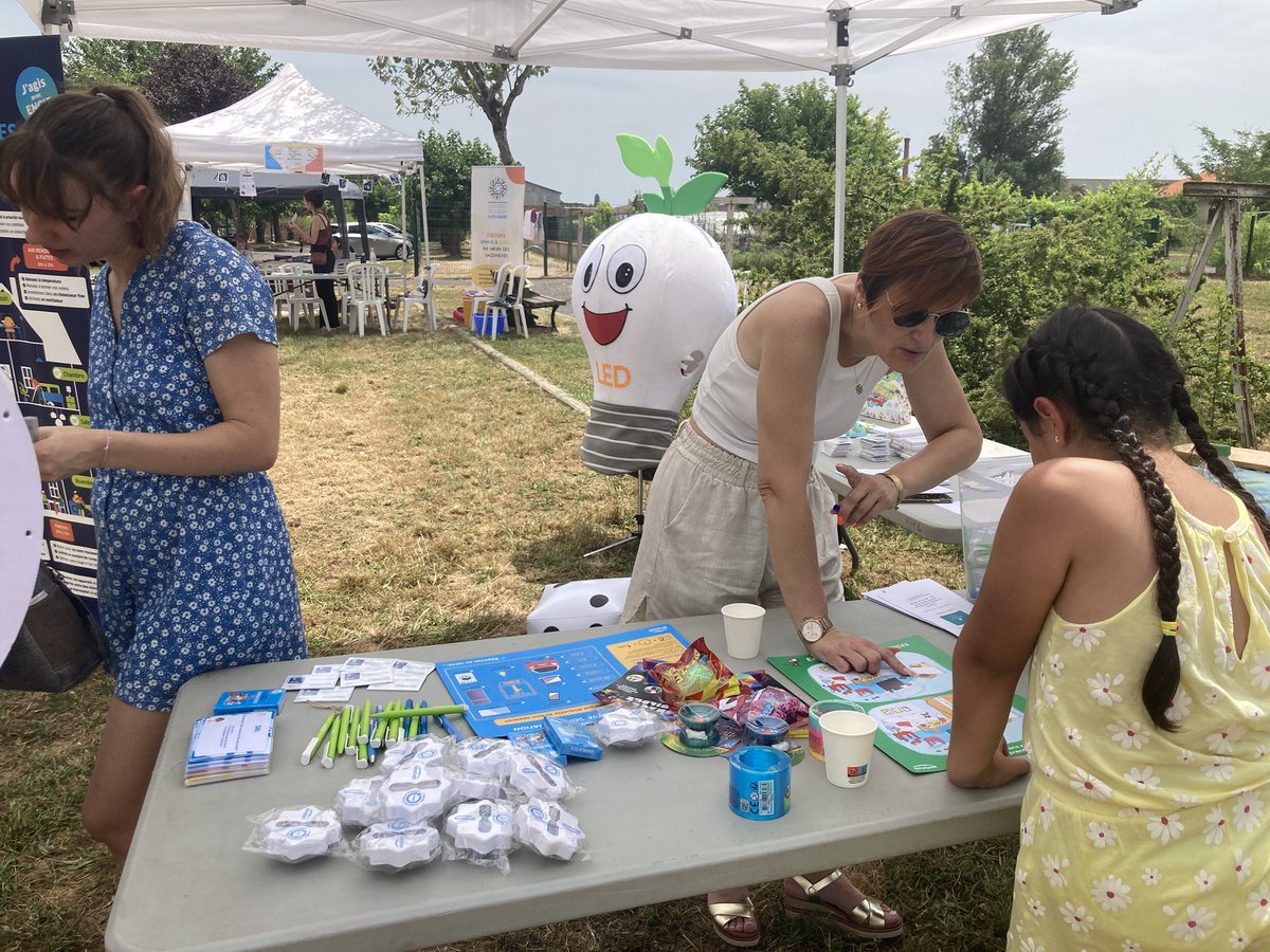 MirabelAurelie's tweet photo. 🌿 Hier à Villemur-sur-Tarn, animation à l’occasion de la fête de la Voie Verte avec l’OPH31, la CLCV 31 et @ENGIEpartFR !
🔥 Malgré la chaleur, beaucoup de monde à notre atelier éco-gestes : infos utiles, échanges concrets et ambiance conviviale 💬♻️
Un grand merci à tous 🙌 https://t.co/U7dwvPpVul