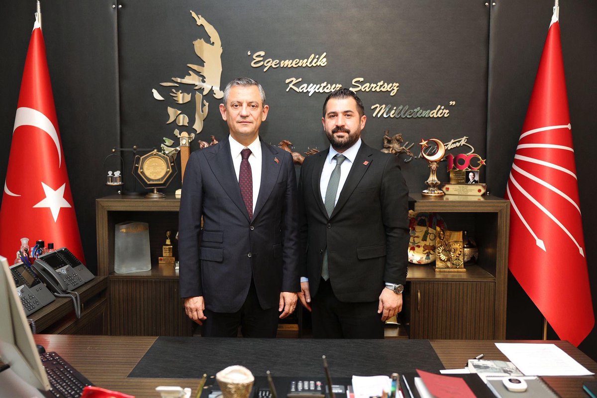 Bu parti, 13 yıl boyunca hiçbir başarı gösteremeyen bir maşaya teslim edilmeyecek!
Genel Başkanımız Özgür Özel’in yanındayız.
Bugün susan, şahsi hesap peşinde koşan sözde partililer…
AKP eliyle partide maşalık yapanlar, bu halkın vicdanında çoktan mahkum oldu.
Tarih sizi not