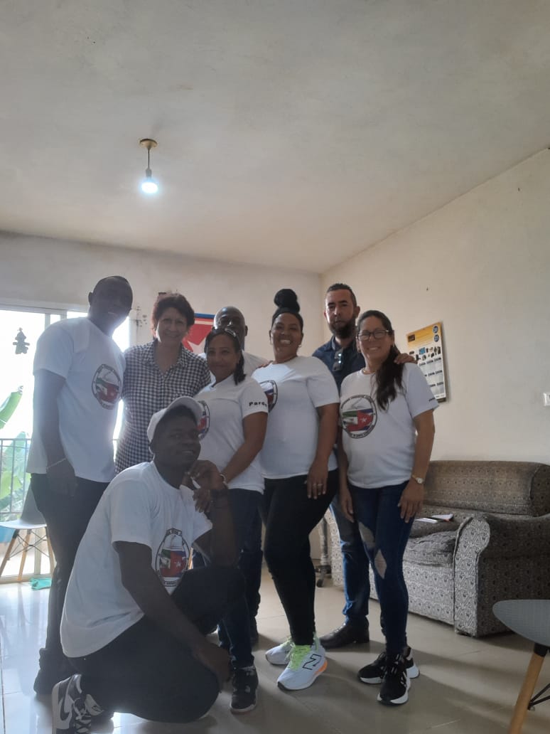 El cooperante Oscar Pardo Terry, culmina su misión y recibe el reconocimiento de sus compañeros, en el Distrito de Akurenam. #CubaEduca #PorUnaGuineaMejor <a href="/PresidenciaCuba/">Presidencia Cuba 🇨🇺</a> <a href="/CubaMined/">MINED</a> <a href="/MallulyDiaz/">Malluly Diaz</a> <a href="/CuGEcuatorial/">EmbaCuba Guinea Ecuatorial</a> <a href="/BrigadaEducGE/">Brigada Educativa Cubana en Guinea Ecuatorial</a> <a href="/EdMartDiaz/">Eduardo Martínez Díaz</a> <a href="/naimatrujillob/">Naima Ariatne Trujillo Barreto</a>