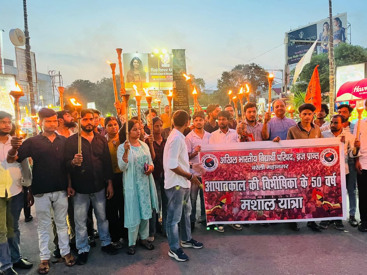 abvpbraj's tweet photo. अखिल भारतीय विद्यार्थी परिषद ब्रज प्रांत के बरेली महानगर के द्वारा आपातकाल की विभीषिका के 50वीं वर्षगांठ पर अभाविप बरेली महानगर के कार्यकर्ताओं द्वारा मशाल यात्रा निकली गई।
#ABVPBraj #DarkDayOfEmergency https://t.co/Y3jvKXrhVz
