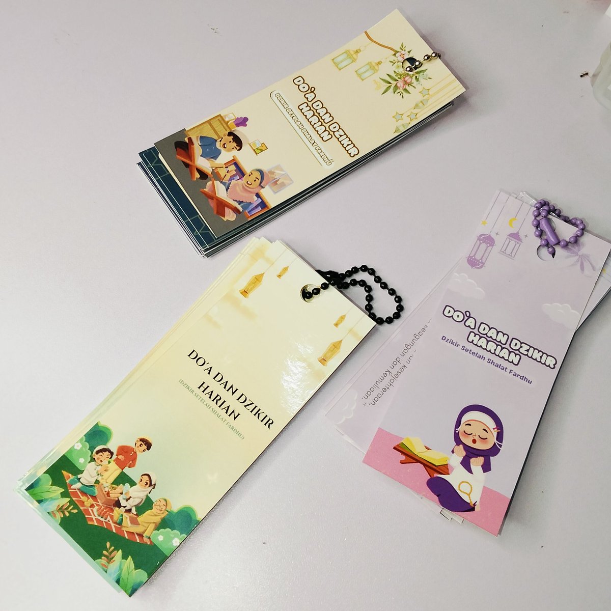 jobujaID's tweet photo. -retweet &amp; likes are appreciated

Setelah sholat, sering bingung dzikir apa? 
Gak perlu khawatir lagi, ada gantungan flash card dzikir setelah shalat fardhu! 😻
Praktis, bisa dibawa kemana aja, dan cocok buat bantu hapalan dzikir💜✨😇
Cek disini 👇🏻🍊
https://t.co/aJXjCmukB8 https://t.co/RY6C42yXpA