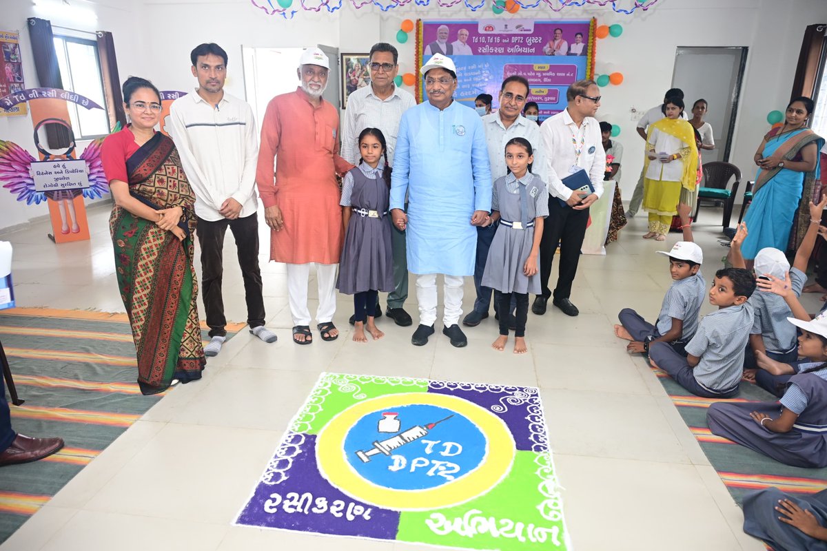 આજે ઊંઝા ખાતેથી TD રસીકરણ અભિયાનનો રાજ્યવ્યાપી પ્રારંભ કરાવ્યો

રસીકરણના આ અભિયાનમાં જૂલાઈ મહિના દરમિયાન રાજ્યની તમામ સરકારી/ખાનગી શાળાઓમાં ધોરણ 5 અને ધોરણ 10 નાં તમામ બાળકોને ટી.ડી. (ધનૂર અને ડિપ્થેરિયા) ની રસી આપવામાં આવશે.

સાથે જ બાળવાટિકાઓમાં 5 વર્ષ પૂર્ણ થયેલા તમામ બાળકોનું
