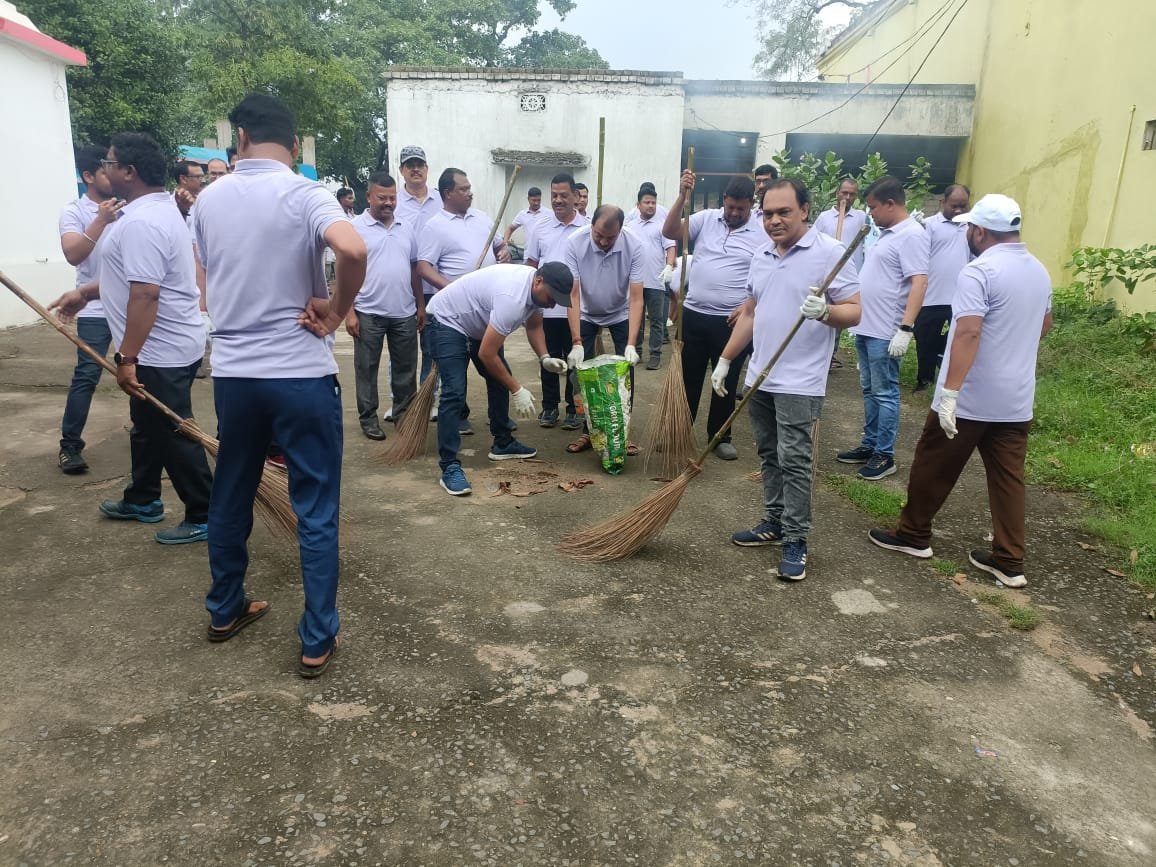 CLEANLINESS DRIVE AT SHIVA TEMPLE,LINGARAJ TOWNSHIP!

As a part of Swachhta Pakhwada, MCL organised a cleanliness drive at the sacred Shiva Temple, Lingaraj Township. The drive saw active participation from senior executives, employees of MCL Lingaraj Area and local community.