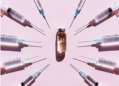 USA: È INIZIATA LA GUERRA DEI VACCINI
A Washington la guerra dei vaccini è in pieno svolgimento. Da una parte Robert Kennedy cerca di mettere sotto controllo i criteri con cui i vaccini vengono messi sul mercato, dall’altra Big Pharma cerca addirittura di organizzarsi da sola,