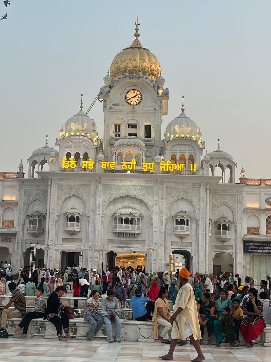 ਅੱਜ ਬਖ਼ਸ਼ਿਓ ਗੁਰੂ ਸਾਹਿਬ ਚਾਹੇ ਕੱਲ੍ਹ ਬਖ਼ਸ਼ਿਓ,
ਨਿਰਭਉ ਤੇ ਨਿਰਵੈਰ ਰਹਿਣ ਦਾ ਬੱਲ ਬਖਸ਼ਿਓ।
ਚੜ੍ਹਦੀ ਕਲਾ 'ਚ ਰਹਿਣ ਨਾਲ਼ ਹੀ ਜ਼ਿੰਦਗੀ ਚੱਲੇ,
ਸਬਰ ਸਬੂਰੀ, ਹੌਂਸਲੇ ਹਰ ਇੱਕ ਪਲ ਬਖਸ਼ਿਓ।
ਨਿਰਭਉ ਤੇ ਨਿਰਵੈਰ ਰਹਿਣ ਦਾ ਬੱਲ ਬਖਸ਼ਿਓ..