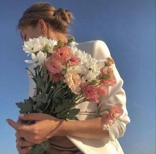 "Karanlığı gülüşü ile aydınlatanlar var.
Sabahları onlar başlatıyorlar..."

Günaydın Yaşamak..☕💐