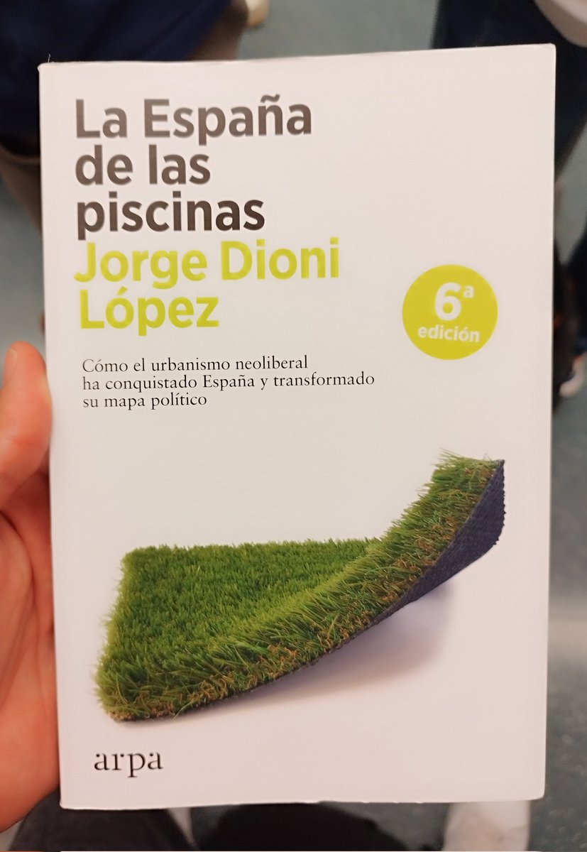 El urbanismo crea ideología, y aquí se recoge de una forma perfecta, la deriva hacía una sociedad más individualista y que busca una mayor homogeneidad en sus vecinos.
El urbanismo actual no busca resolver el conflicto sinó adaptarse a los intereses particulares.
<a href="/jorgedioni/">Jorge Dioni López</a>