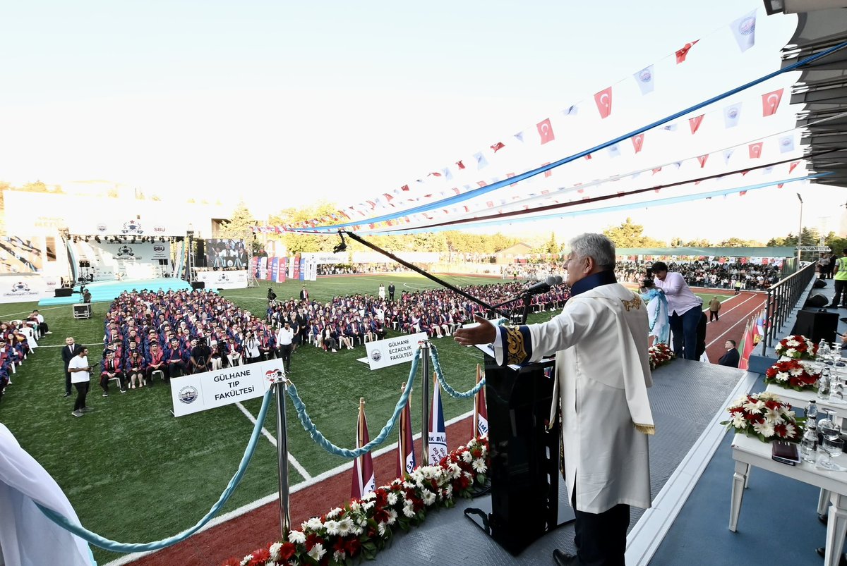 🎊🎓**Gülhane Ailesi Mezunlarını Uğurladı!**🎓🎊
Bugün Gülhane Külliyemizde gurur dolu, unutulmaz bir gün yaşadık.
2024-2025 Akademik Yılı Mezuniyet Törenimiz; Rektörümüz Prof. Dr. Kemalettin Aydın’ın ev sahipliğinde, değerli protokol üyeleri, akademik-idari personelimiz, mezun