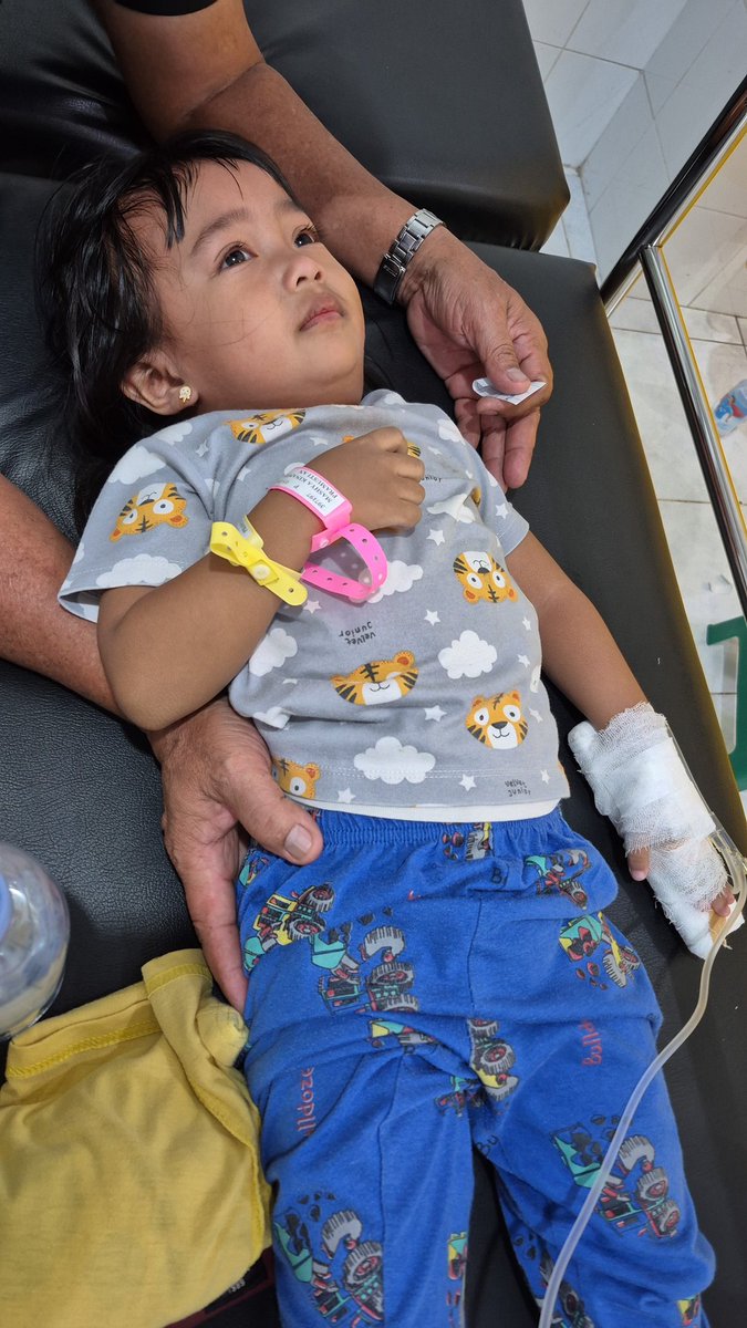 SWMDY's tweet photo. Sepatah ini ini ternyata liat anak sendiri yang masih sekecil ini harus di masukin jarum buat infused 😭 kamu anak hebat nak nggak takut sama sekali, malah mama mu ini yg mewek liat kamu 😭😭 https://t.co/uJvV2WMwtp