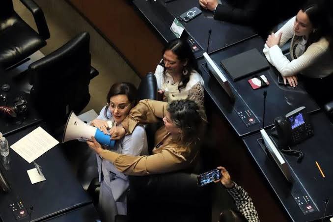 Cerramos el día condenando  lo que hoy sucedió en el <a href="/senadomexicano/">Senado de México</a> cuando los hoy oficialistas usaban megáfono para hacerse escuchar, nunca fueron violentados.

No es así con <a href="/LillyTellez/">Lilly Téllez</a>  estas agresiones son inadmisibles