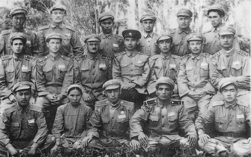 🔵 Ahmetcan Kasimi Gerçekçi Bir Lider miydi?

İkinci Doğu Türkistan Cumhuriyeti’nin lideri Ahmetcan Kasimi (1914-1949), halkının bağımsızlığı için romantik hayaller yerine gerçekçi stratejiler geliştirdi. Çin ve Sovyetlerin arasında zorlu bir diplomasi yürüttü, geleneksel