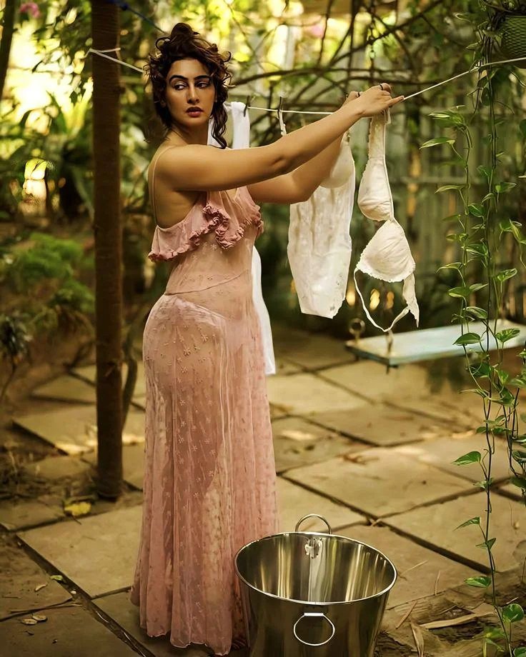 Kudithu mayakamana husband elunthirikum mun avan nanbanal kasakappatta ulladaigalai thuvaithu kaya podukiren.....