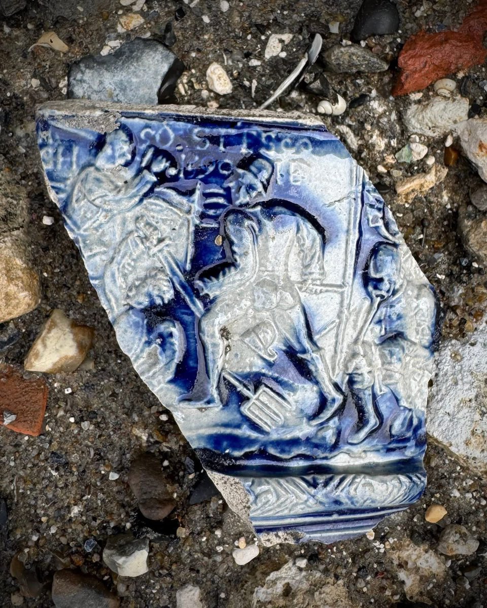 This shard of blue and white pottery is older than you might think.

The initials ‘I E’ are the mark of the stoneware potter Jan Emens Mennicken, who was active between 1575 and 1591, and ’90’, for 1590, which is the date of the mould.
1/

#mudlarkingfinds #mudlark #mudlarking