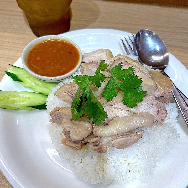 支店への移動で時間が微妙だったので、新宿駅構内のバンコク屋台カオサンEAToLUMINE新宿店に駆け込んでカオマンガイ食べた🐓
初めて入ったお店だけど美味しい。最近タイ料理ばっかり食べてるかも〜😳🇹🇭 #昼ごはん #新宿ランチ