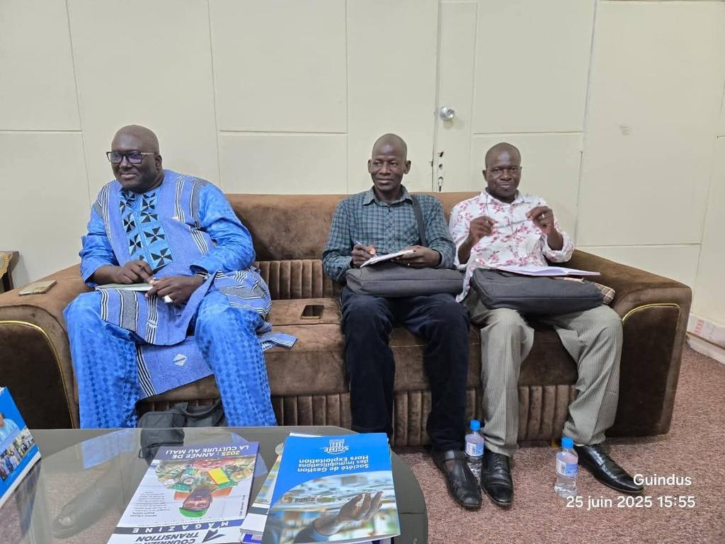 BenbereM's tweet photo. 📌Une délégation du consortium anti-corruption, composé de la #COSCLCCP, de l’ONG ID-Sahel et de #BENBERE, a été reçu ce mercredi 2️⃣5️⃣ juin 2025 par Oumar Traoré, le directeur général de l’Agence de Recouvrement et de Gestion des Avoirs Saisis ou Confisqués (#ARGASC).
🎯La rencontre avait pour but de présenter aux hôtes du jour, le Projet d’appui à la lutte contre la corruption et l’enrichissement illicite – LUCCEI 2, mis en œuvre par le consortium et analyser les opportunités de synergie avec l’ARGASC.
✅️Créé en 2022 sur initiative du ministère de la Justice, dans le cadre du renforcement de la lutte contre la délinquance économique, la corruption et l’enrichissement illicite, l’ARGASC, a pour mission le recouvrement et la gestion des avoirs saisis ou confisqués dans le cadre des procédures pénales relatives à la délinquance économique et financière.
Il faut rappeler que Monsieur Ahmed Sékou DIALLO, président de la COSCLCCP est membre du conseil d'administration de l'ARGASC
🤝 Cette rencontre marque une étape importante vers une meilleure coordination des efforts dans la lutte contre la corruption au Mali.
@pnudfr @NLauMali
#MaliSansCorruption