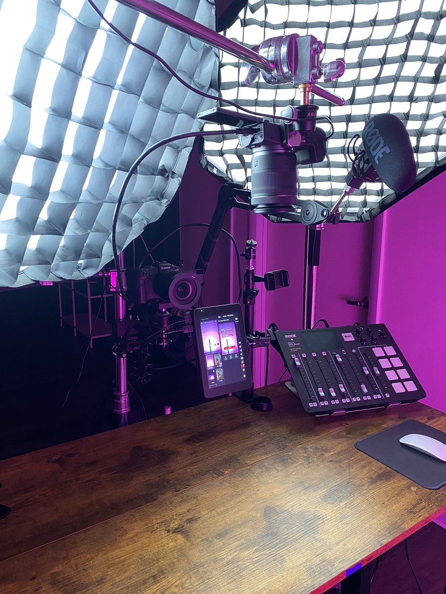YoloLivTech's tweet photo. 📸 David from ScalpSolutions shares how he uses YoloBox Ultra to stream his scalp micropigmentation (hair tattoo) sessions on TikTok! 
🎥✨ https://t.co/cv3xWh0FhE
#yololiv #yolobox #yoloboxultra #livestreaming #streaming #cameragear #broadcast #btsproduction #bts #livelikeapro https://t.co/sDyXRFh9aL