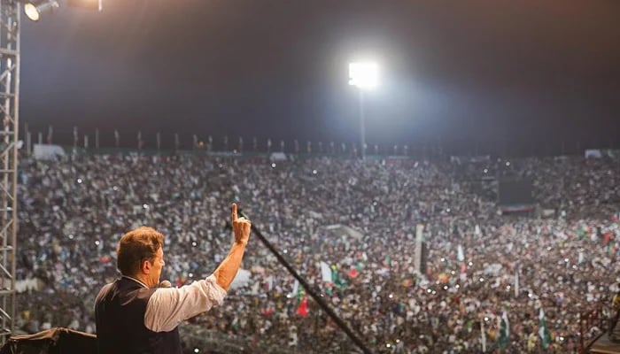 جس لیڈر کے ساتھ پاکستان قوم کھڑی ہو اس کو کوئی مائنس نہیں کر سکتا۔  عمران خان  نا صرف ایک سیاستدان ہیں  بلکہ ایک نظریہ، ایک تحریک، اور ایک عوامی اعتماد کی علامت ہیں۔
جب نوجوان سڑکوں پر نکلیں، بزرگ دعائیں کریں، اور مائیں بیٹے قربان کرنے کو تیار ہوں — تب لیڈر کو مائنس کرنا، پوری