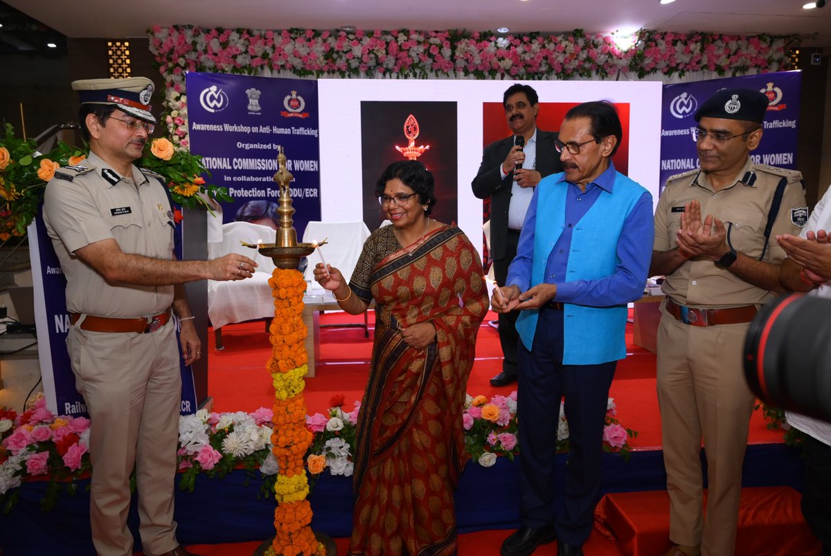राष्ट्रीय महिला आयोग द्वारा गया जी, बिहार में रेलवे सुरक्षा बल के साथ मानव दुर्व्यापार संबंधित जागरूकता एवं इसके रोकथाम हेतु प्रशिक्षण सत्र आयोजित किया गया। कार्यक्रम में रेलवे सुरक्षा बल के वरिष्ठ अधिकारिगण उपस्थित रहे। इस अवसर पर माननीया अध्यक्ष श्रीमती विजया रहाटकर ने कहा,