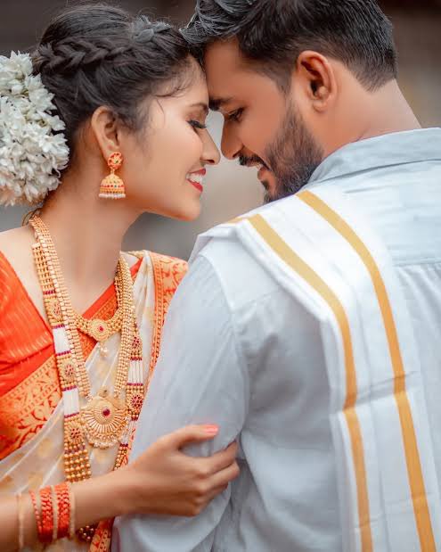 miryalasrikanth's tweet photo. పెళ్లంటే భయం ఎందుకు?

భారతదేశం ఒక పెద్ద సాంస్కృతిక విప్లవానికి గురవుతోంది. ఇక్కడ విప్లవం అంటే పెను మార్పు అని గుర్తించాలి. దీనిగురించి వివరంగా చెప్పేముందు ఒకసారి పాశ్చాత్య దేశాల్లో ఎలా ఉంటుందో చూద్దాం. ముందుగా పదిహేను, పదహారేళ్ల కుర్రవాళ్లు, అమ్మాయిలు రిలేషన్ షిప్పులోకి వెళ్తారు. నచ్చుతారు, నచ్చకపోరు కొన్నాళ్ళకి విడిపోతారు. మళ్లీ ఇంకొకర్ని డేటింగ్ చేస్తారు. అది కొన్నాళ్లు జరుగుతుంది. ఆ తర్వాత నచ్చితే పిల్లల్ని కంటారు, పిల్లల్ని కన్నాక పెళ్లి చేసుకుంటారు, పెళ్లి చేసుకుని కొంతమంది విడిపోతారు, ఇంకొకర్ని డేటింగ్ చేస్తారు, వాళ్ళకున్న పిల్లలతో వీళ్ళకున్న పిల్లలతో వెళ్లి కలిసి ఉంటారు. ఇదంతా సగటు భారతీయుడికి కలగాపులగంలా ఉంటుంది. కానీ ఇందులో కొన్ని ప్రాథమిక విషయాలు ఉంటాయి. 

వీళ్ళకి వ్యక్తి స్వేచ్ఛ ఎక్కువ అలాగే బాధ్యత కూడా, చిన్నవయసునుంచే పార్ట్ టైం ఉద్యోగాలు చెయ్యటం, సంపాదించటం చేస్తారు. ఒకరితో బంధంలోకి వెళ్లేముందు వాళ్ళతో కొంత సమయం గడుపుతారు ఆలోచనలు, అలవాట్లు, లక్ష్యాలు, చివరికి లైంగిక సారూప్యం ఇవన్నీ చూసుకుని దీర్ఘకాలిక బంధంలోకి వెళ్తారు. ఒకసారి ఇందులోకి వెళ్ళాక నచ్చకపోతే ఓపెన్ కమ్యూనికేషన్లో చెప్పుకుని విడిపోతారు. ఇంకొకరితో చీటింగ్ చెయ్యాల్సిన అవసరం తక్కువ. ఈ బంధాలు పర్ఫెక్ట్ అనను, వీటిలో కూడా గృహహింస, అక్రమసంబంధాలు ఇలాంటివి ఉంటాయి కానీ ఈ బంధాల నుంచి బయటపడేందుకు స్వేచ్ఛ ఉంటుంది, చట్టాలు దానిని అనుమతిస్తాయి. ప్రభుత్వాలు ఒక జంట ఎటువంటి బంధంలో ఉన్నారని ప్రశ్నించదు, వాటిపైన ఆంక్షలు పెట్టదు. 

అయితే ఇప్పటి భారతీయ యువత ఇటువంటి స్వేచ్ఛపూర్వక బంధాల్ని కోరుకుంటోంది, కానీ వాళ్లకి స్వంతగా బ్రతికే నైపుణ్యాలు లేవు అంటే ఒక ఉద్యోగం ఏదైనాగాని సంపాదించి, బాధ్యతలు పంచుకుని, మనసులో భావాల్ని మాటల్లో చెప్పగలిగిన నేర్పు ఇలాంటివి అన్నమాట. వీళ్ళు పాతికేళ్లు వచ్చినా తల్లిదండ్రుల మీద ఆధారపడటం, చిన్న ఉద్యోగాలు చెయ్యటానికి నమోషీ ఉండటం, కొన్ని ఛాందస భావాల్ని పట్టుకుని వేలాడటం ఇంకా ఉంది. దీనివలన వీళ్ళు వీళ్ళ అస్తిత్వం కోసం ఇంకొకరిపై అంటే  తల్లిదండ్రులపై ఆధారపడి ఉన్నారు. 

దానివలన వీళ్ళు కోరుకునే స్వేచ్ఛా జీవితం ఆమడ దూరంలో ఉంటోంది. అందువలన వీళ్ళు కొన్ని బంధాల్ని మొదలుపెట్టినా వాళ్ళ భాగస్వామితో కలిసి ఉండలేని పరిస్థితి, ఉన్నా బాధ్యతలు పంచుకోలేని పరిస్థితి. దానివలన వీళ్ళు ఈ బంధాల్ని జీవితంలో బాధ్యతలతో కూడిన ఒక దశ లాగా చూడకుండా కేవలం ఆనందాన్నిచ్చేదిగా మాత్రమే చూస్తున్నారు. దానివలన త్వరగా నిరాశకి గురవ్వటం, అలాగే ఇంకో బంధంలో ఆ ఆనందాన్ని వెతకటం చేస్తున్నారు. ఈ మధ్యలో పాతకాలపు చింతకాయ పచ్చడి చట్టాలు, సమాజపు కట్టుబాట్లు ఇవన్నీ ఈ బంధాలకి సామాజిక ఆమోదాన్ని ఇవ్వకపోవటం ఇంకొక కారణం. దీనివలన ఈ యువత బయట ఒక కనపడే జీవితం లోగుట్టుగా ఇంకో జీవితాన్ని జీవిస్తున్నారు. ఆ విధంగా వీళ్లు ఒక త్రిశంకు స్వర్గంలో ఉన్నారు. 

ఈ స్వేచ్ఛ లేకపోవటం వలన వీళ్ళు బంధం పొసగనప్పుడు తీవ్రమైన పరిణామాలకి పాల్పడుతున్నారు. ఉదా చావటం లేదా చంపటం. ఇది అజ్ఞానం, బాధ్యతా రాహిత్యం, అవగాహన లేమి, పనికిరాని పదునులేని చట్టాలు మొదలైన అన్నింటి పర్యవసానం. ఒకరకంగా చెప్పాలంటే బంధంలోకి వెళ్ళటానికి స్వేచ్ఛలేదు, అందులోంచి బయటకు రావటానికి స్వేచ్ఛలేదు. ఈ దశ వచ్చే పదేళ్లు ఉంటుంది. ఆ తర్వాత సమాజంలో ఒక ఏకరూపత వచ్చాక ఇది కొంత మెరుగుపడుతుంది. అప్పటివరకూ వీళ్ళకి ఈ అయోమయం తప్పదు. 

ఈ అయోమయం తప్పాలి అంటే పిల్లలకి స్వావలంబన నేర్పాలి, అలాగే శ్రమయొక్క విలువని గుర్తించేలా పెంచాలి. ఏ ఉద్యోగం చేయడంలోనైనా గుర్తింపు, గౌరవం ఉన్నాయని తెలియాలి. తల్లిదండ్రుల ఆస్తి పిల్లలదే అన్న భావన తొలగి, పిల్లలు వాళ్ల ఆస్తులు వాళ్ళు సంపాదించుకోవాలి, అలాగే దానికి తల్లిదండ్రుల ఆస్తి వారి తదనంతరం అదనం మాత్రమే అని తెలియాలి. చట్టాలు మార్చాలి. విడాకులు సులభతరం చేయాలి. దానిపట్ల ఉన్న వివక్ష తొలగించాలి. తల్లిదండ్రులు తాము చూసిన సంబంధమే చేసుకోవాలి అన్న ఆలోచన తగ్గించాలి. అలాగే పిల్లలకి వాళ్ల జీవితభాగస్వామిని ఎంచుకునే స్వేచ్ఛ, నైపుణ్యాలని ఇవ్వాలి. అంతవరకూ ఈ మధ్య జరుగుతున్న తీవ్రమైన నేరాలు ఆగవు. 

ఒంటరితనం భారం, జీవితభాగస్వామి ఉండటం మానసిక శారీరక ఆరోగ్యానికి ఒక భరోసా.