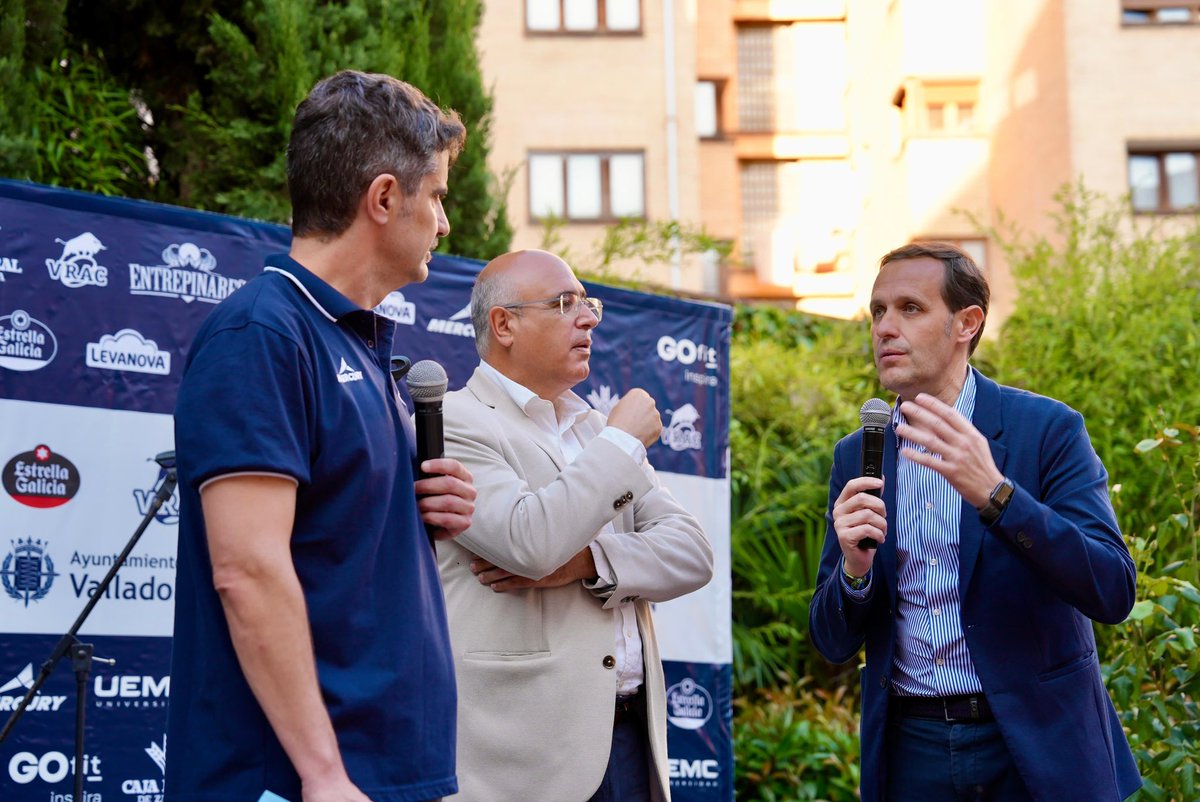 DiputaciónValladolid (@dip_va) on Twitter photo 🏉 Ayer el <a href="/VRAC/">🧀 VRAC 🧀</a> clausuró una temporada llena de éxitos.
🤝 El presidente <a href="/Conrado_Iscar/">Conrado Íscar</a> y el diputado <a href="/javiglezvega/">Javi González Vega</a> han querido apoyar a un club que es referente dentro y fuera del campo.
👏 ¡Gracias al VRAC y a todos los que hacéis grande el deporte en nuestra provincia! 🏉 Ayer el <a href="/VRAC/">🧀 VRAC 🧀</a> clausuró una temporada llena de éxitos.
🤝 El presidente <a href="/Conrado_Iscar/">Conrado Íscar</a> y el diputado <a href="/javiglezvega/">Javi González Vega</a> han querido apoyar a un club que es referente dentro y fuera del campo.
👏 ¡Gracias al VRAC y a todos los que hacéis grande el deporte en nuestra provincia!