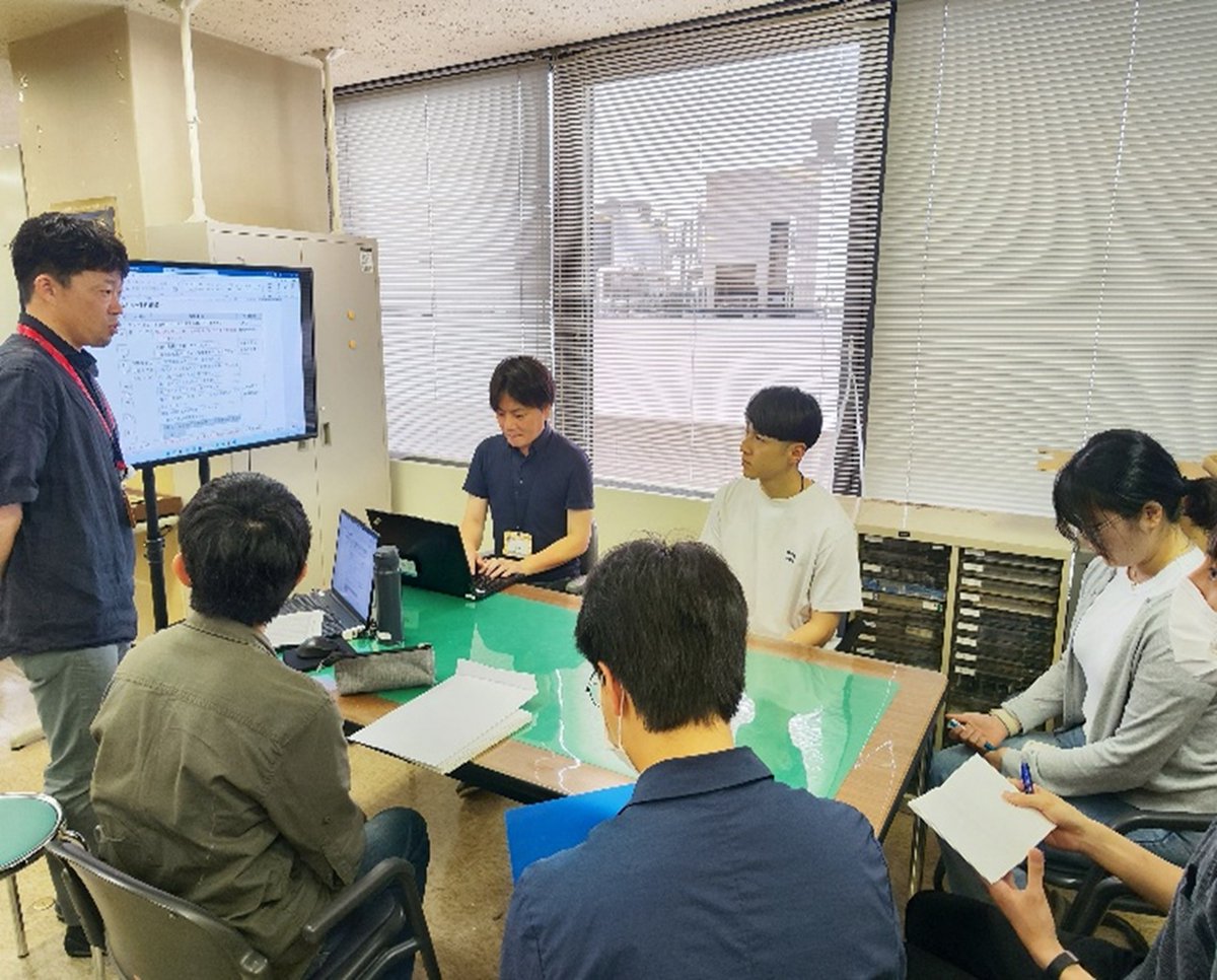 shkpr's tweet image. 未来の公務員たちがいわき市役所へ!東日本国際大学の学生13名が、市の仕事のリアルを体感しました。先輩のインターンシップから公務員試験への成功例は、早期のキャリア準備の大切さを痛感。大学は公務員就職の強力サポートで夢を応援します!
#公務員 #いわき市 #大学の取り組み #キャリア支援