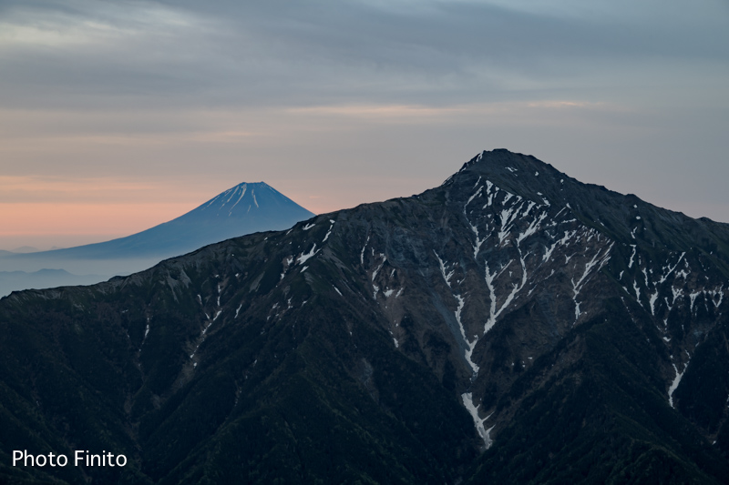 FinitoYamaguchi's tweet photo. 左から富士山・北岳
日本で1・2番目に高い山が並ぶ。
#風景写真 #landscape #landscapephotography #naturephotography #登山 #trekking #hiking #南アルプス #仙丈ヶ岳 #Senjogatake #mtSenjogatake #北岳 #mtkitadake #kitadake #富士山 #Fujisan #MtFuji #モルゲンロート #morgenrot #morningglow https://t.co/Sg3fuAGCOk