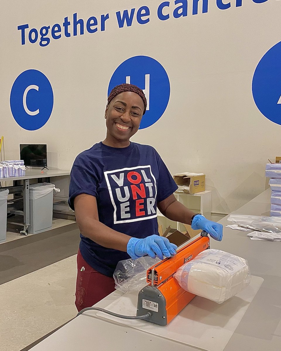 TXDIAPERBANK's tweet image. One person can make a big difference.
From sealing diaper bundles to lifting boxes with a smile — every action counts. We’re grateful for volunteers who show up and serve with heart. 💙
#TexasDiaperBank #VolunteerSpotlight #DiaperNeed #MakeADifference #GiveBack