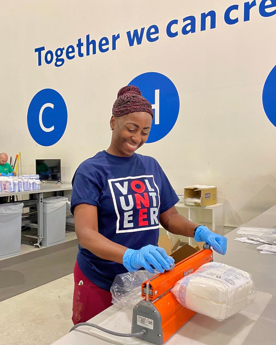 TXDIAPERBANK's tweet image. One person can make a big difference.
From sealing diaper bundles to lifting boxes with a smile — every action counts. We’re grateful for volunteers who show up and serve with heart. 💙
#TexasDiaperBank #VolunteerSpotlight #DiaperNeed #MakeADifference #GiveBack