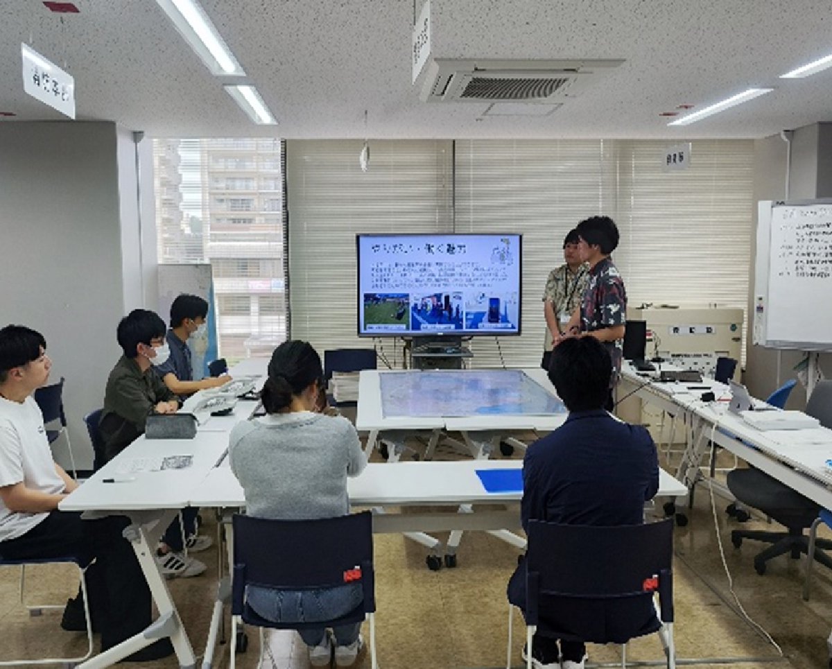 shkpr's tweet image. 未来の公務員たちがいわき市役所へ!東日本国際大学の学生13名が、市の仕事のリアルを体感しました。先輩のインターンシップから公務員試験への成功例は、早期のキャリア準備の大切さを痛感。大学は公務員就職の強力サポートで夢を応援します!
#公務員 #いわき市 #大学の取り組み #キャリア支援