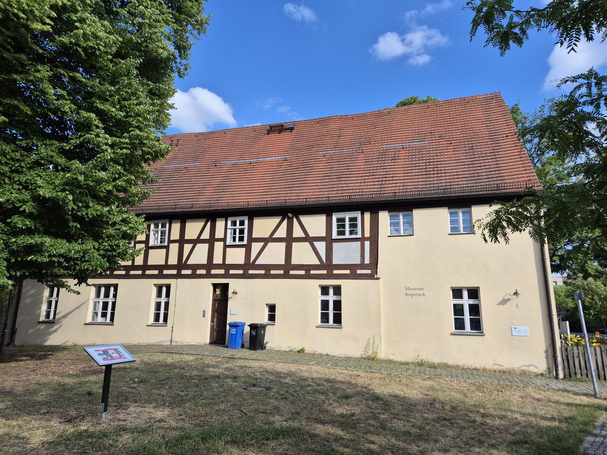 denis_henkel's tweet photo. Mit dem Ausschuss für Weiterbildung und Kultur im Museum Köpenick. Die Ausstellung "Geteilte Erinnerung" gibt einen Einblick in die Zeit der Berliner Mauer.
#bvvtk #afdkommunal https://t.co/g8ZQhbUuHA