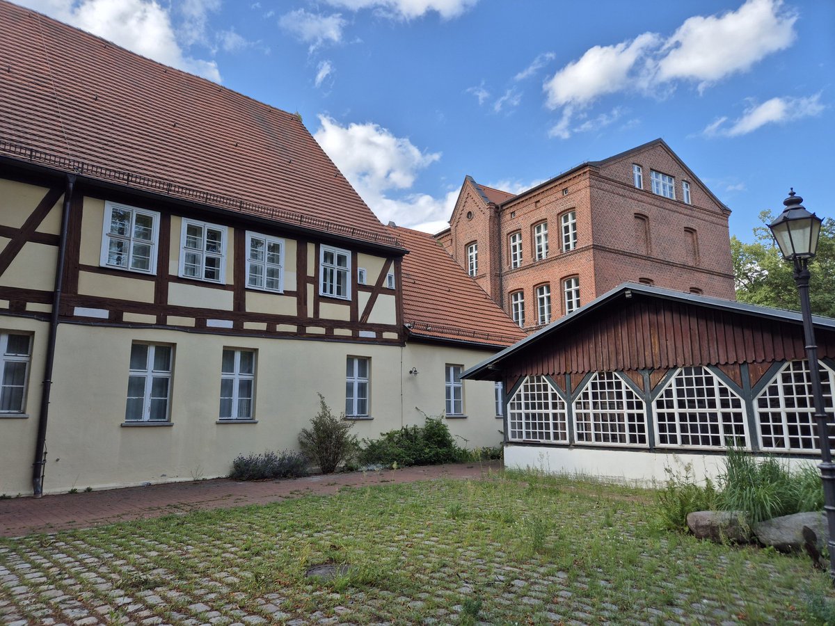 denis_henkel's tweet photo. Mit dem Ausschuss für Weiterbildung und Kultur im Museum Köpenick. Die Ausstellung "Geteilte Erinnerung" gibt einen Einblick in die Zeit der Berliner Mauer.
#bvvtk #afdkommunal https://t.co/g8ZQhbUuHA