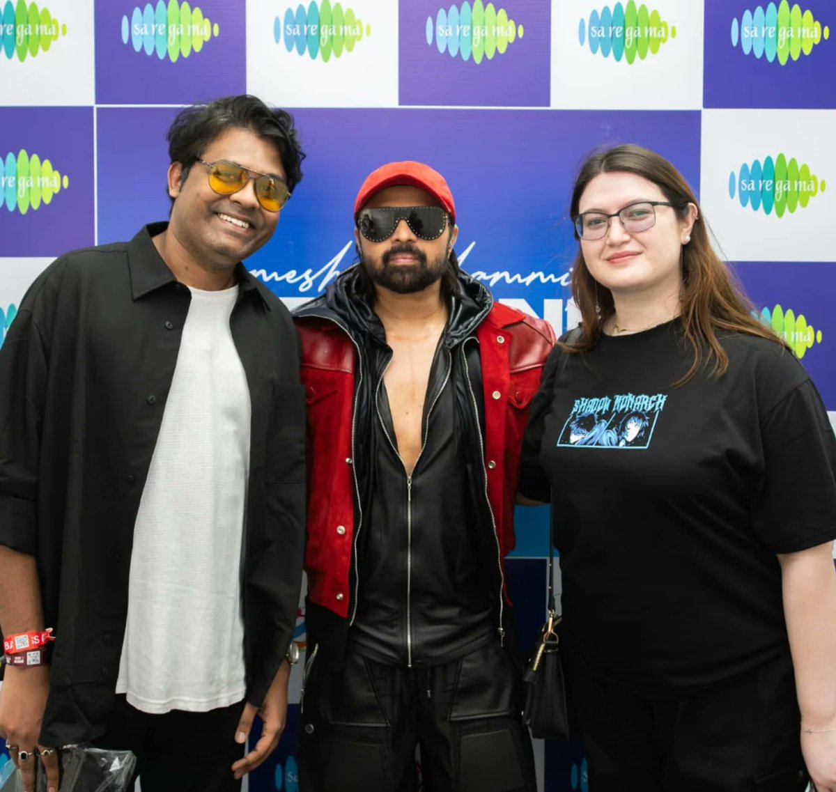 PlanetHimeshh's tweet photo. #HimeshReshammiya Ji Snapped With His Fans During The #CapMania Tour Concert In Mumbai On 31st May ❤ https://t.co/w4KWbE34Lh