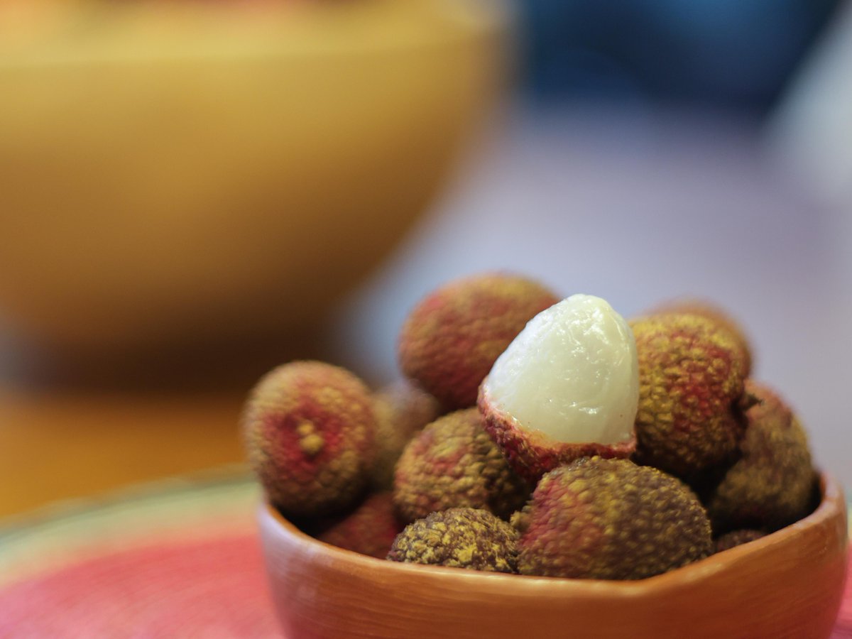 ChinaDaily's tweet image. While #China is going deep into summer, #Mexico enters the rainy season of the year. In breaks of showery days, crowds hit the streets for sunshine and a sweet fruit from China — #lychee.

For many visitors to Mexico, lychee is something they don't expect to see here. Meanwhile,