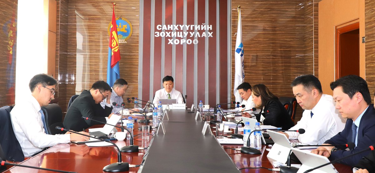 Санхүүгийн зохицуулах хорооны ээлжит хуралдаанаар  “Өрийн хэрэгслийн бүртгэлийн журам”-д нийгмийн болон тогтвортой байдлын бонд гаргахтай холбоотой зохицуулалтын нэмэлт, өөрчлөлтийг орууллаа. 
frc.mn/#/view/9146