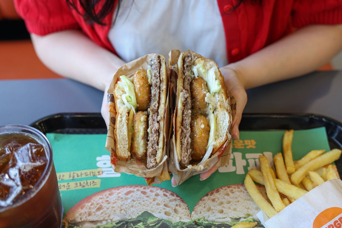 👅 킹대리의 시식 후기 👅

New! 할라피뇨 파퍼

✔️ 크리미 할라피뇨 파퍼
리치한 크림치즈에 매콤새콤달콤한 랠리쉬 소스,
입안을 감싸는 귀여운 매운맛

✔️ 치폴레 할라피뇨 파퍼
바삭한 파퍼와 매콤한 치폴레 소스의 조합
입안 가득 퍼지는 강렬한 맛🔥

#RT = #버거킹상품권 1만 원권, 20명