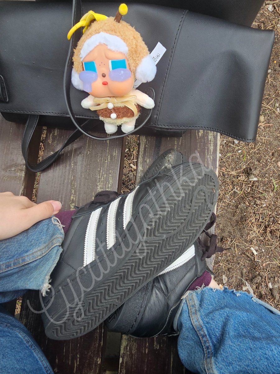 🇵🇱 Moje oszałamiające, wyraziste podeszwy, które przyciągają spojrzenia i krzyczą pewnością siebie, w połączeniu z kultową zawieszką Cry Baby – prawdziwą gwiazdą, która domaga się miejsca na mojej nowej, efektownej torebce. Więc kto opłaca nową torebkę 💅

🇬🇧 My stunning, bold