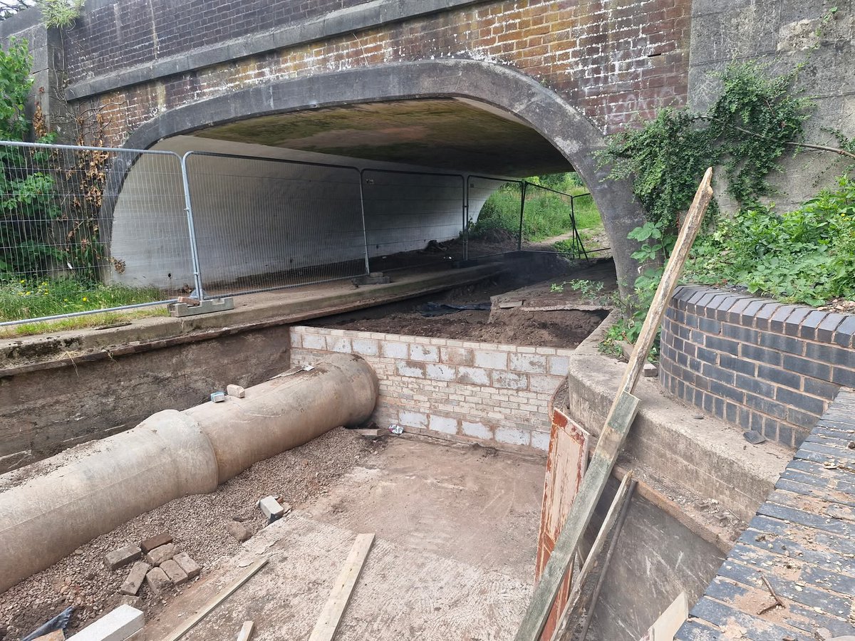 Two machines, one mission — backfilling the top half of the bund wall under London Road Bridge! 💪

This temporary wall means we can water Gallows Reach while future work continues at St John’s Grange.

#Lichfield #WeDigCanals